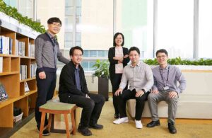 (De izquierda a derecha) Kwang-Hee Kim, Taehyung Kim, Eunjoo Jang, Sungwoo Kim, Seon-Myeong Choi de SAIT