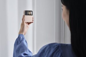 018_hands-on_galaxy_zflip4_pinkgold-e1687899087293